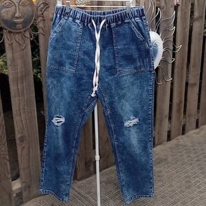 Woman's jeans. Good waste, stretch. Blue. Washed. Distressed.XL